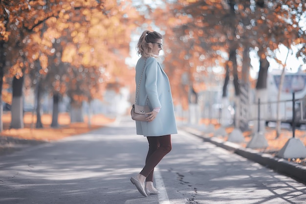 chica de otoño / retrato de una chica en un parque de la ciudad de otoño, caminar feliz fin de semana retrato femenino