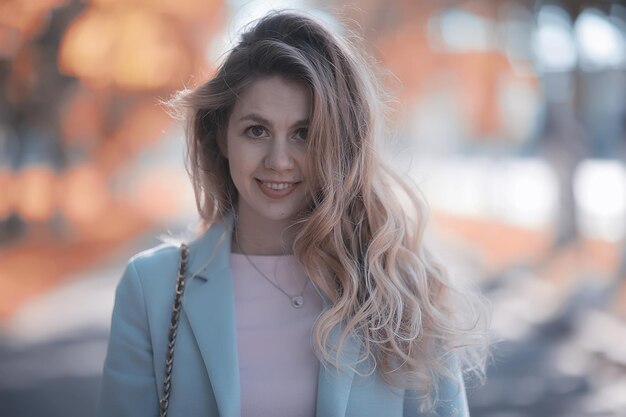 chica de otoño / retrato de una chica en un parque de la ciudad de otoño, caminar feliz fin de semana retrato femenino