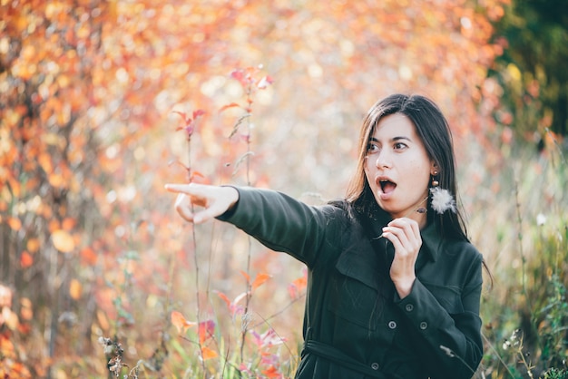 Chica en otoño