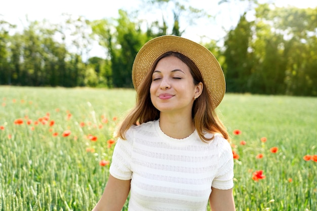 Chica pacífica con los ojos cerrados respirar meditando en los campos