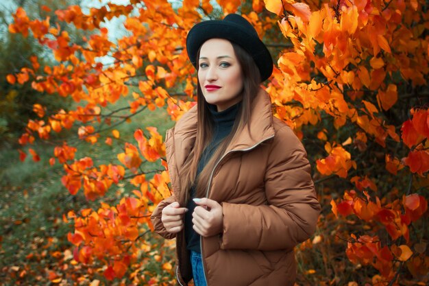 chica en el paisaje de otoño