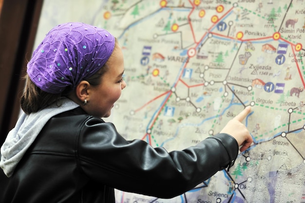 chica con panel de navegación del mapa de la ciudad