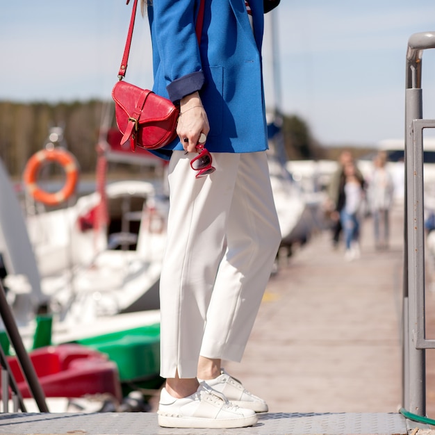 chica en pantalones blancos y una chaqueta azul