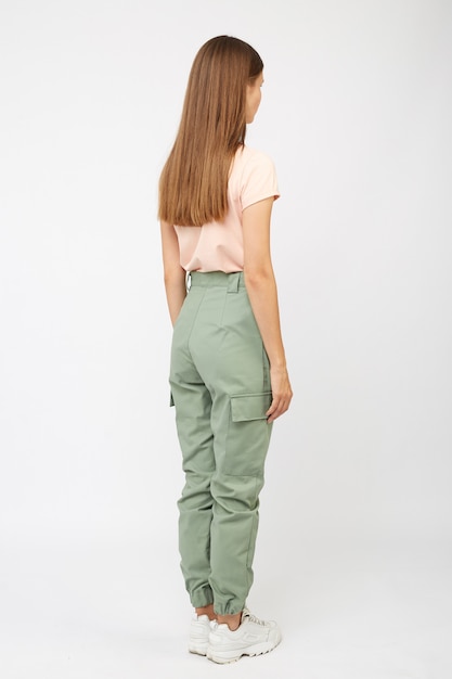 Chica en pantalones cargo verdes y una camiseta