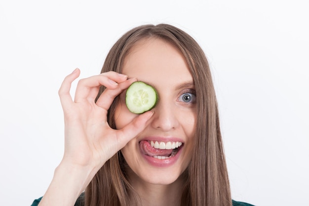 Chica con parche en el ojo de pepino