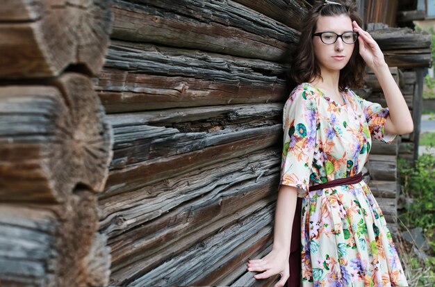 Chica en la pared del tronco.