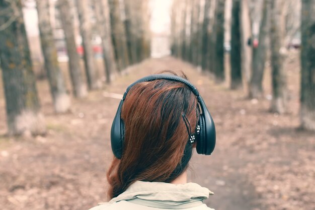 Chica en el parque con auriculares