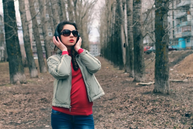 Chica en el parque con auriculares