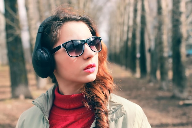 Chica en el parque con auriculares