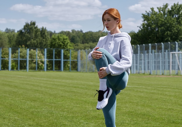 Foto chica en el parque va a hacer deporte