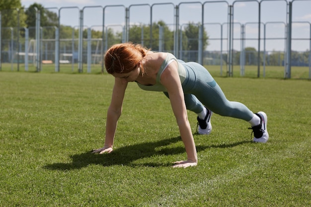 chica en el parque va a hacer deporte