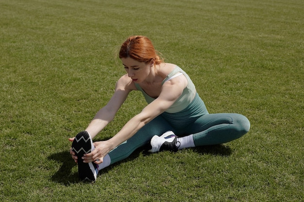 Foto chica en el parque va a hacer deporte