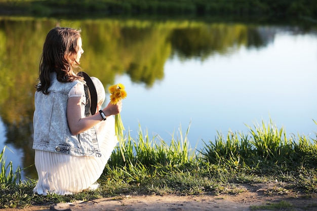 Chica en el parque en la noche de un día soleado en la primavera