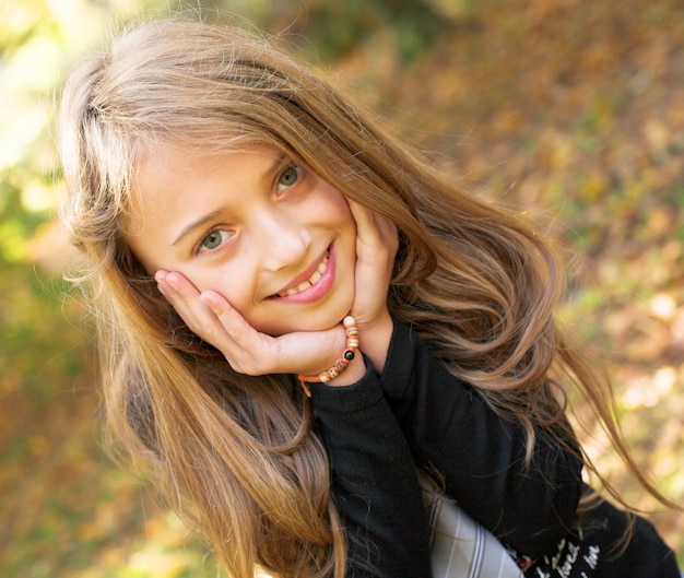 chica en el parque otoño