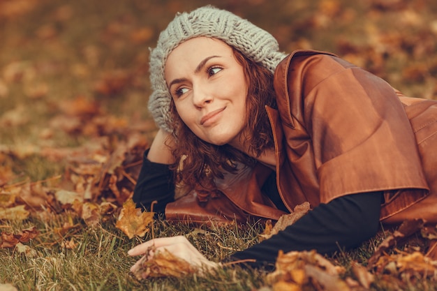 Chica en el parque otoño