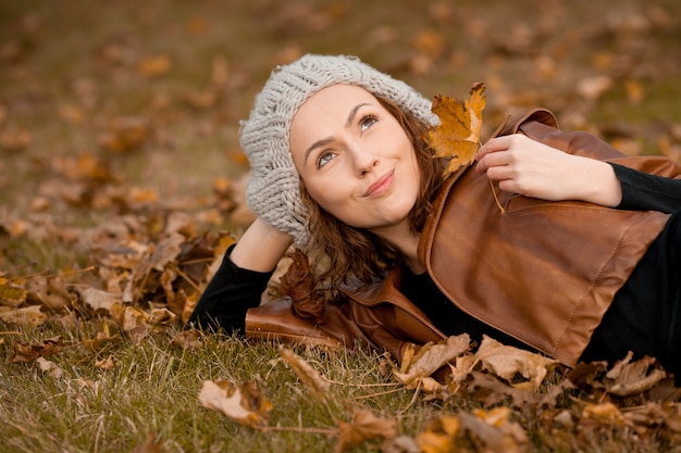 Chica en el parque otoño