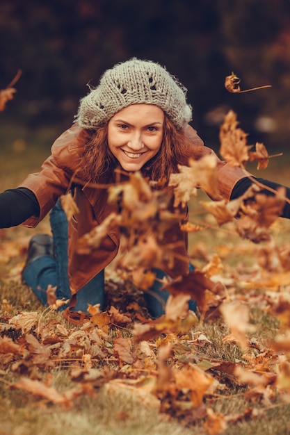 Chica en el parque otoño