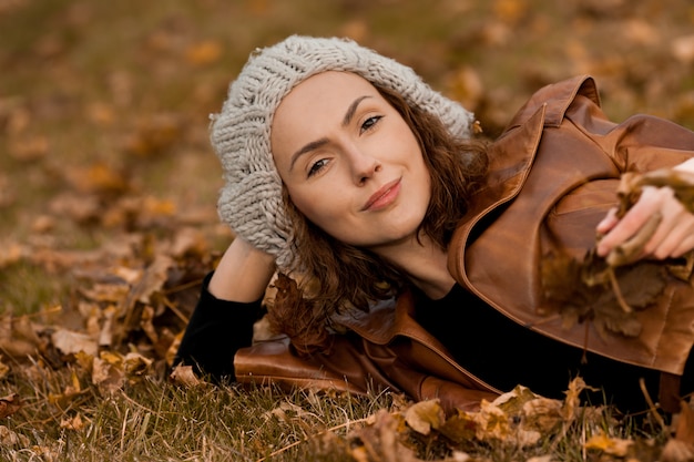 Chica en el parque otoño