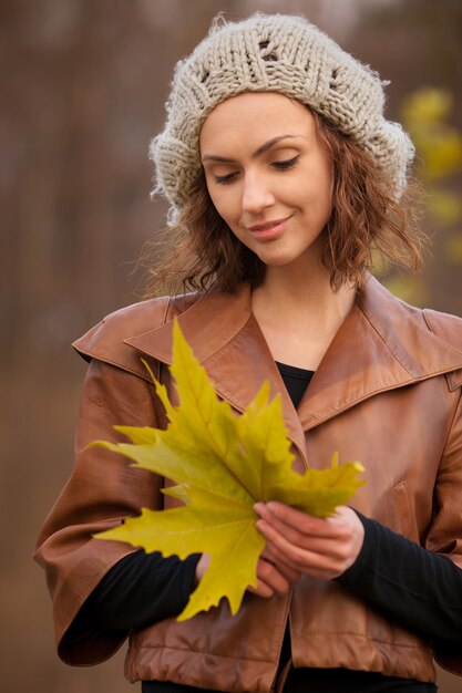 Chica en el parque otoño