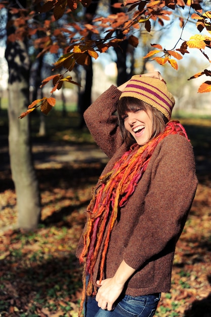 Chica en el parque de otoño.