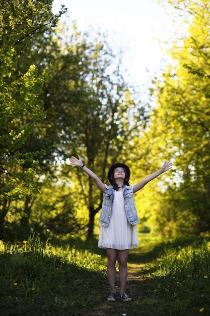 Chica en el parque en primavera