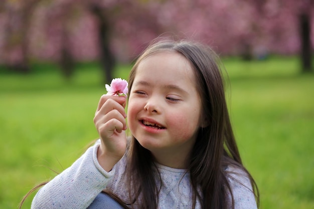 Chica en el parque de sakura floreciente