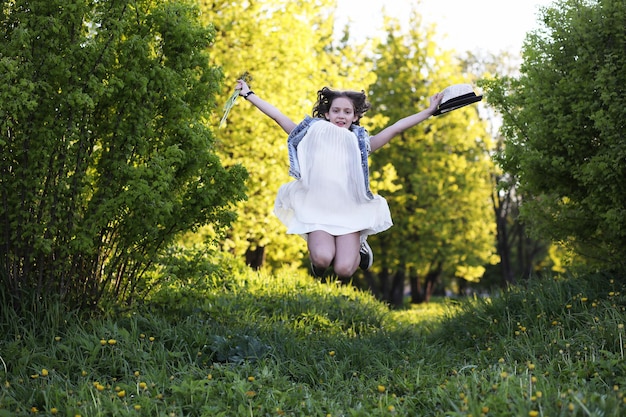 Chica en el parque en la tarde de un día soleado en la primavera