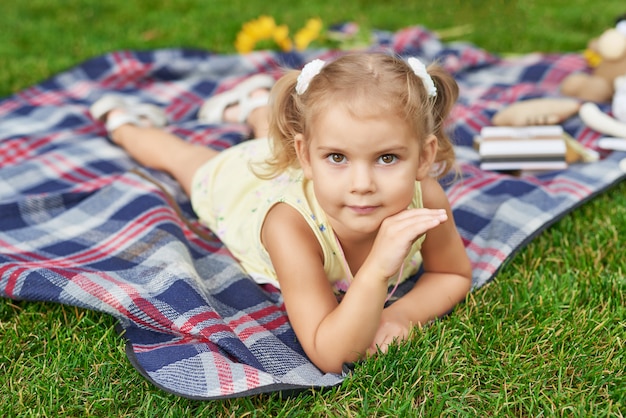 chica en el parque de verano