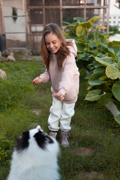 Chica pasando tiempo con su cachorro