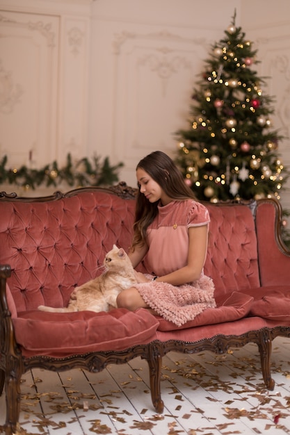 Chica pasando las vacaciones de Navidad con su gato