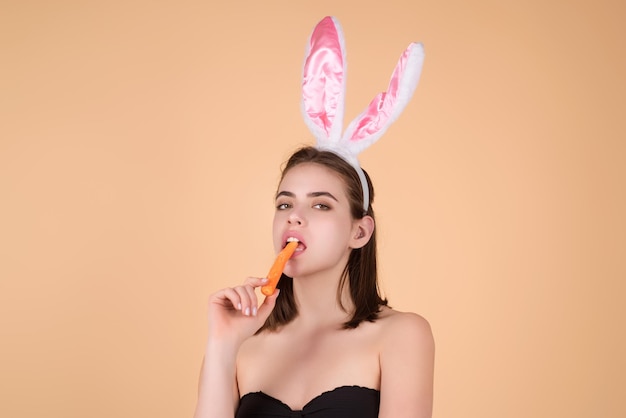 Chica de Pascua encantadora mujer joven en orejas de conejo celebrando las vacaciones de fondo de estudio de vacaciones de Pascua