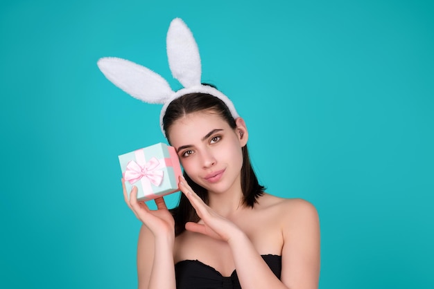 Chica de Pascua encantadora mujer joven en orejas de conejo celebrando las vacaciones de fondo de estudio de vacaciones de Pascua