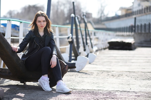 Chica en un paseo por la ciudad de la primavera en un día soleado