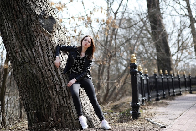 Chica en un paseo por la ciudad de la primavera en un día soleado