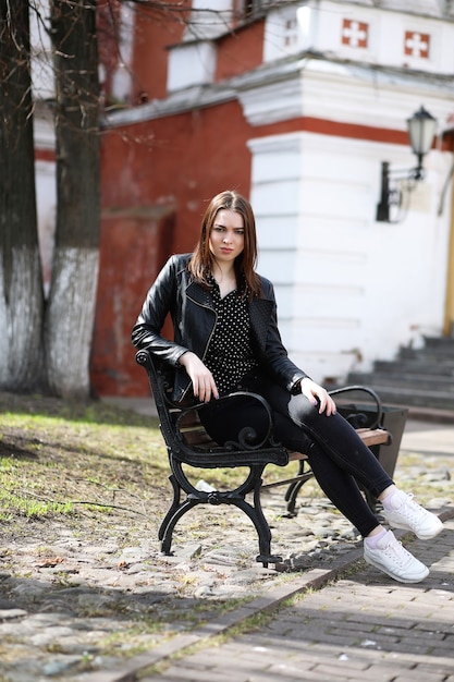 Chica en un paseo por la ciudad de la primavera en un día soleado