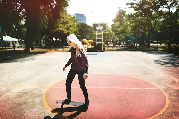 Chica patinadora en la ciudad