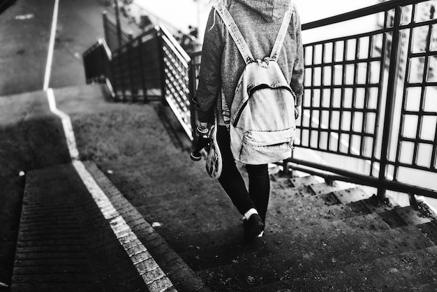 Chica patinadora en la ciudad