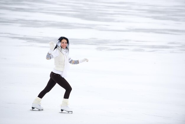 La chica de patinaje sobre hielo en el lago de Donetsk