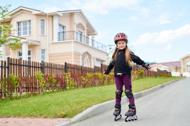 Chica patinando en la calle