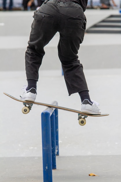 Chica patinando en un skate park en Río de Janeiro