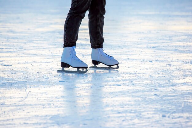 Chica patinando sobre hielo en una pista de hielo. aficiones y ocio. Deportes de invierno