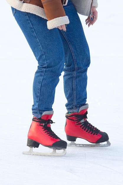 Chica patinando sobre hielo en una pista de hielo. Pasatiempos y deportes. Vacaciones y actividades invernales