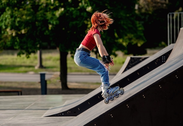 Chica con patines al aire libre