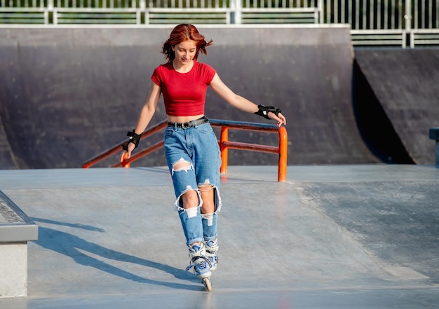 Chica con patines al aire libre