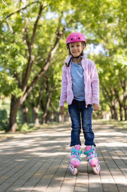 Foto chica en patines en el parque