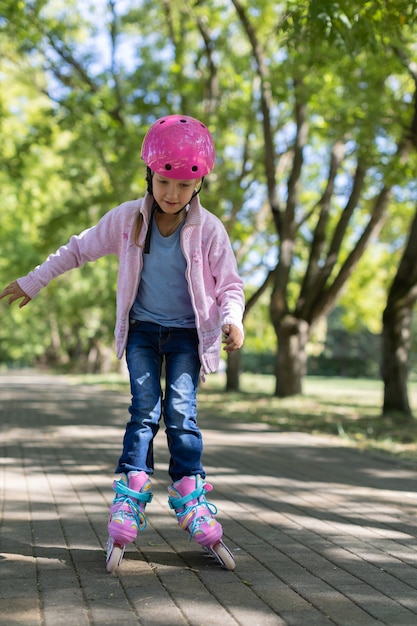 Chica en patines en el parque