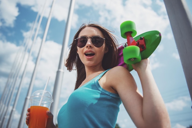 La chica en la patineta