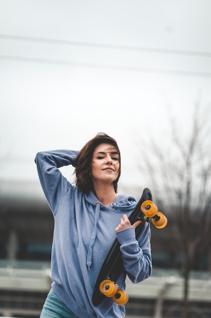 Foto chica con patineta