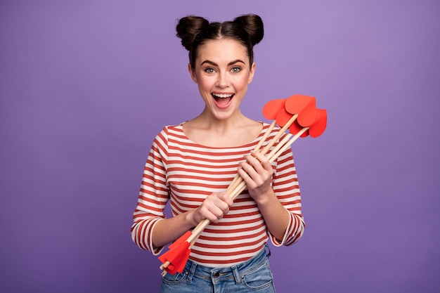 chica con peinado de moda sosteniendo flechas de amor de cupido