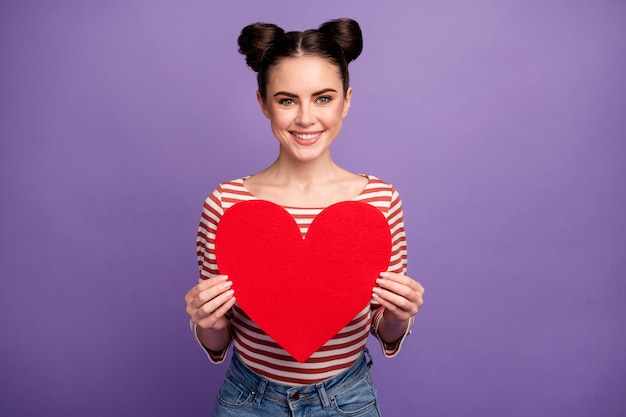 Foto chica con peinado de moda sosteniendo un gran corazón